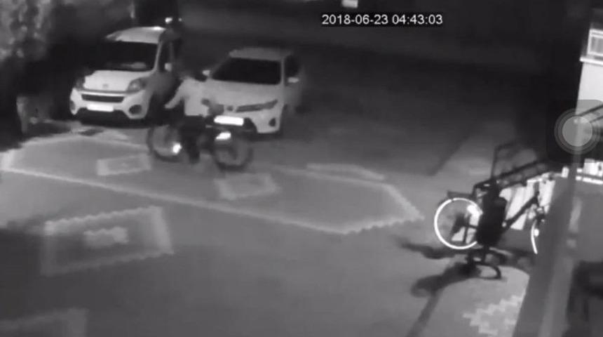 Bisiklet &Ccedil;alan 3 Ş&uuml;pheli G&uuml;venlik Kamerasında