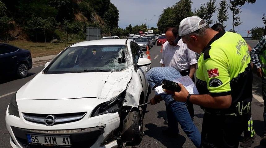 Otomobil Kamyonete &Ccedil;arptı: 2 Yaralı