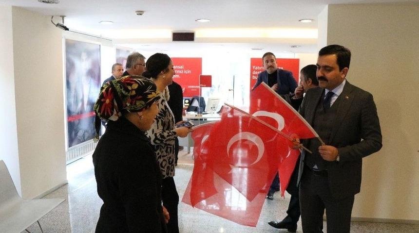 Belediye&rsquo;den Stk&rsquo;larla Birlikte T&uuml;rk Bayrağı Dağıtımı