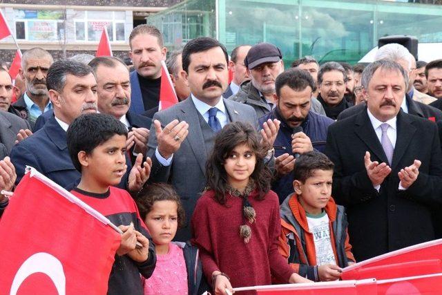 Belediye’den Stk’larla Birlikte Türk Bayrağı Dağıtımı