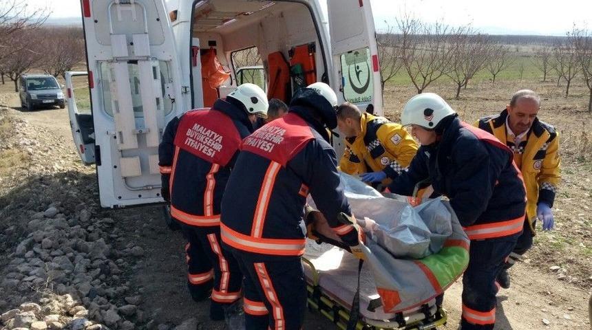 Ayağı &Ccedil;apa Makinesine Sıkışan Vatandaşı İtfaiye Kurtardı