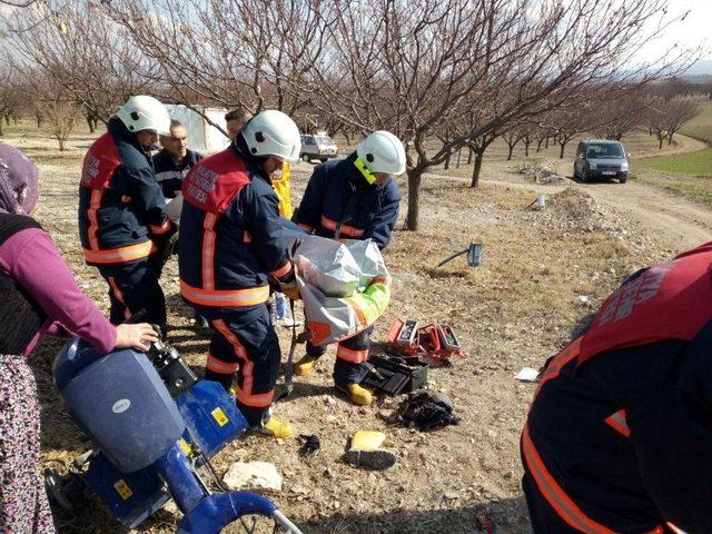 Ayağı Çapa Makinesine Sıkışan Vatandaşı İtfaiye Kurtardı