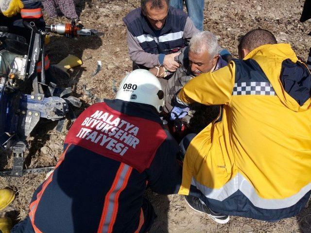 Ayağı Çapa Makinesine Sıkışan Vatandaşı İtfaiye Kurtardı