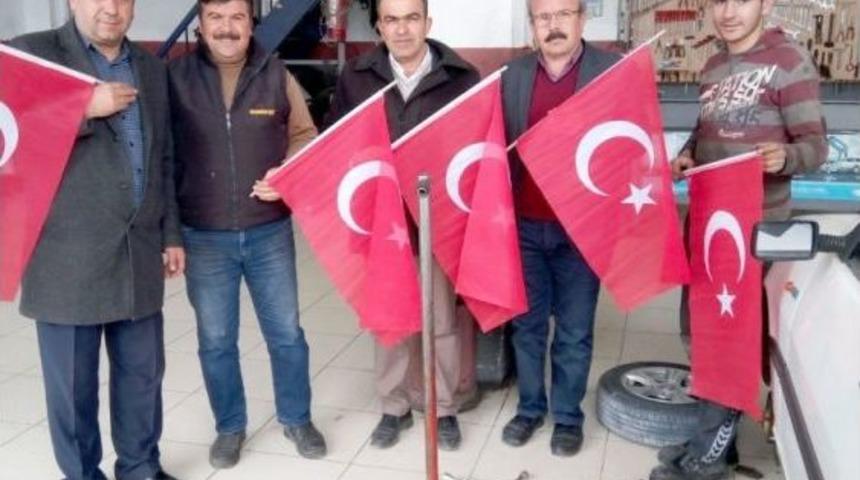 K&uuml;&ccedil;&uuml;k Sanayi Sitesi T&uuml;rk Bayrağıyla Donatıldı