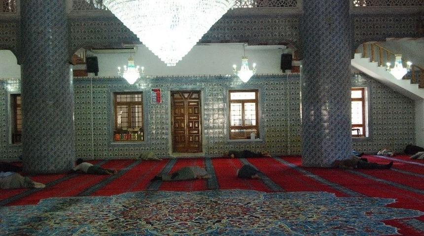 Sıcaktan Bulanan Vatandaşlar Camilerde Serinliyor