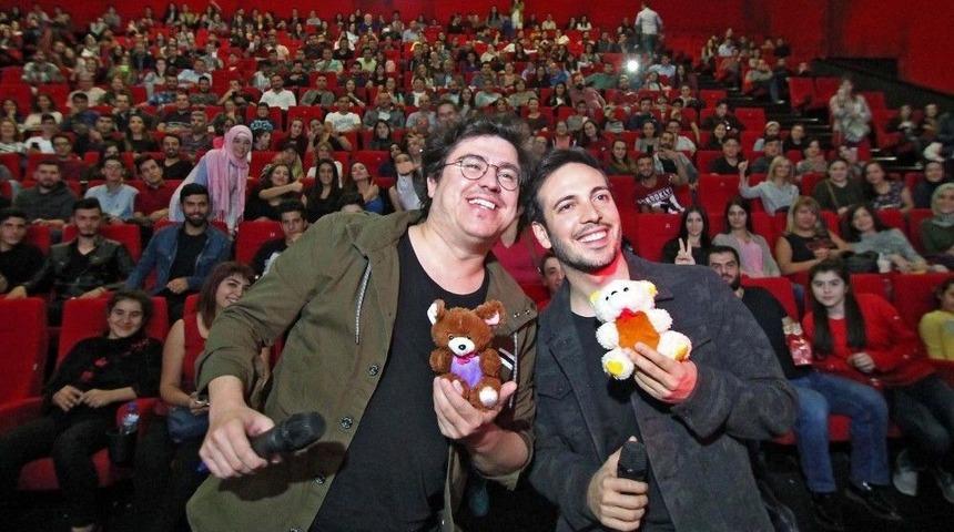 İstanbul Gülerken, İzmir Ve Ankara Ağladı