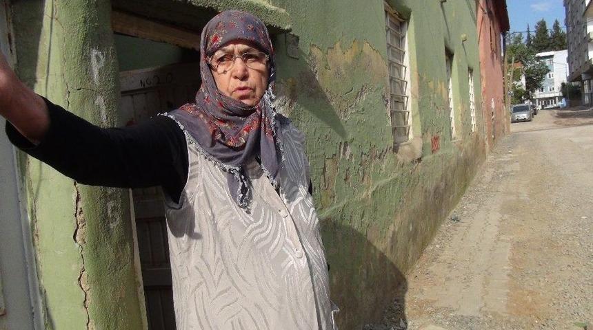 Evinin Kapısının &Ouml;n&uuml;nde Kırılan R&ouml;gar Kapağı Eve Hapsetti