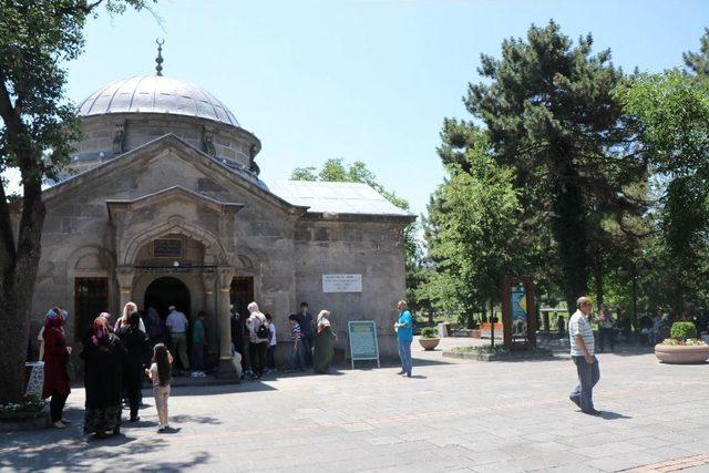 Türbelerde ’sınav’ Yoğunluğu