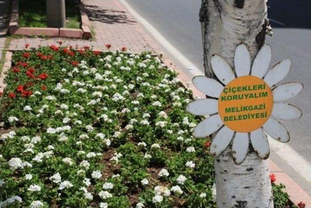 Melikgazi Belediyesinde Parklar Yeşilleniyor