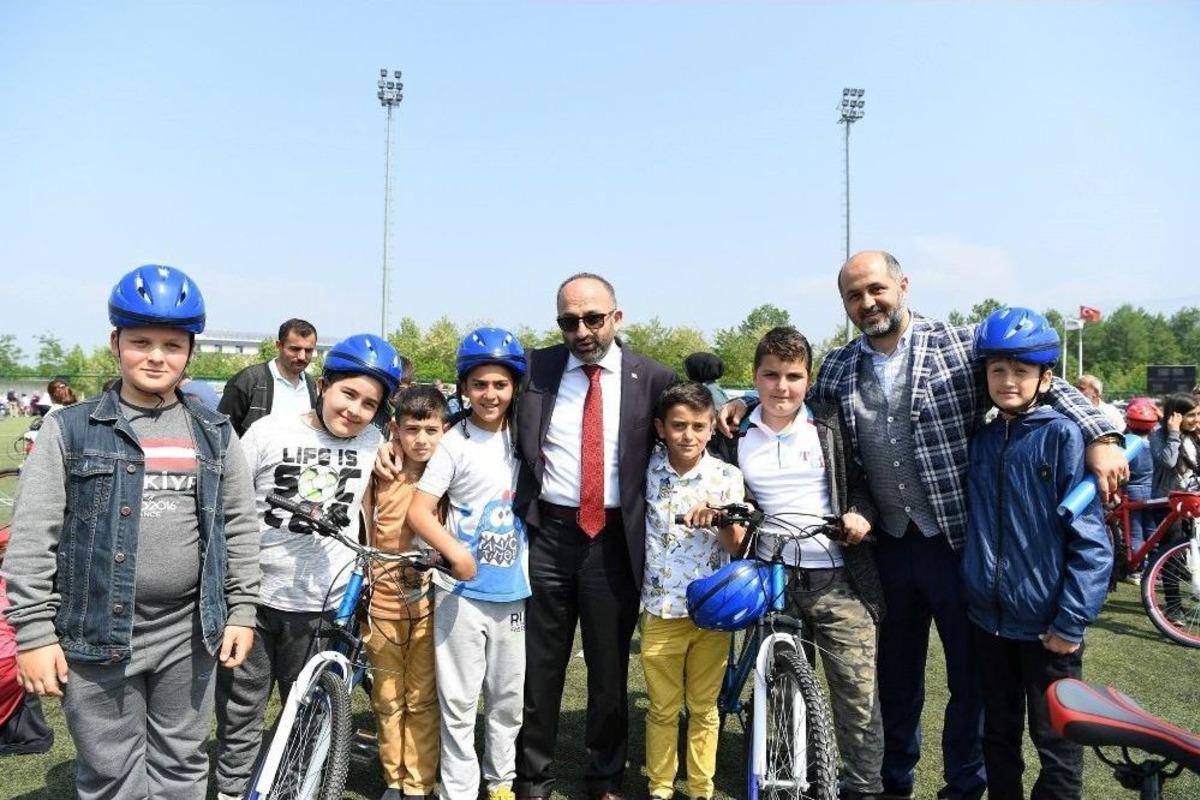 Kartepe&rsquo;de Bisiklet Dağıtımları Devam Ediyor