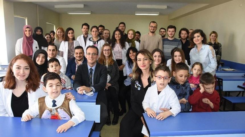 &Ouml;zel &Ouml;ğrencilerle Sıralarını Paylaştılar