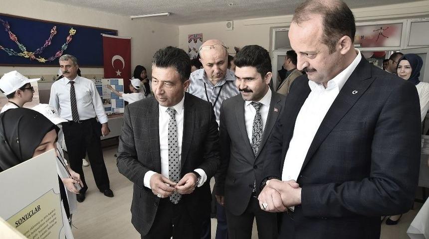 Mamak&rsquo;ta T&uuml;bitak 4006 Bilim Fuarı&rsquo;nın A&ccedil;ılışı Yapıldı