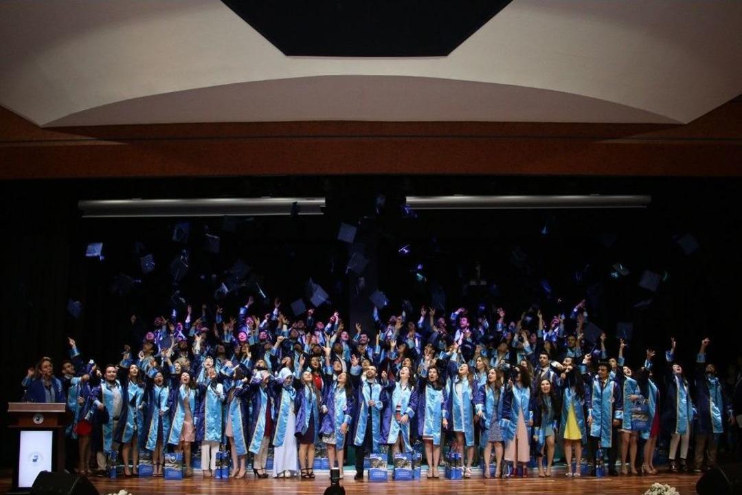 Pa&uuml; Tıp Fak&uuml;ltesi 116 &Ouml;ğrenci Mezuniyet Coşkusu Yaşadı