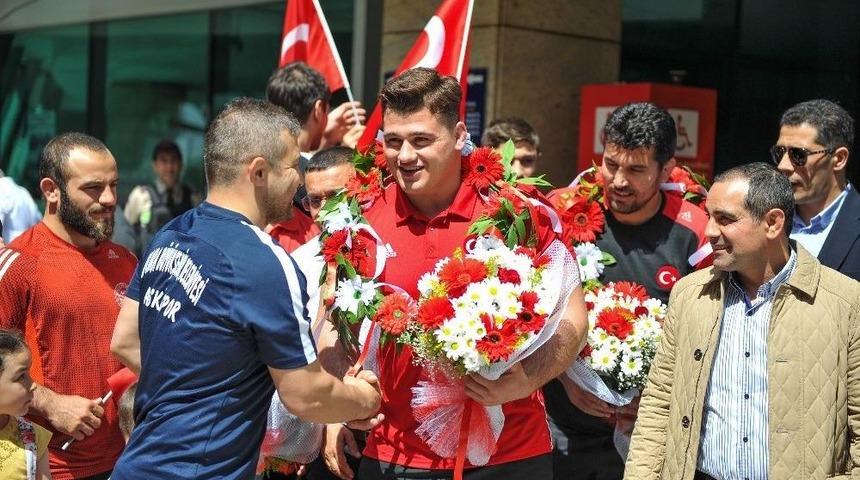 Milli G&uuml;reş&ccedil;i Kayaalp&rsquo;e Coşkulu Karşılama