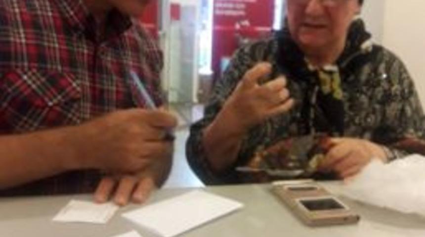 Polisin Dikkati Yaşlı Kadını Dolandırılmaktan Kurtardı