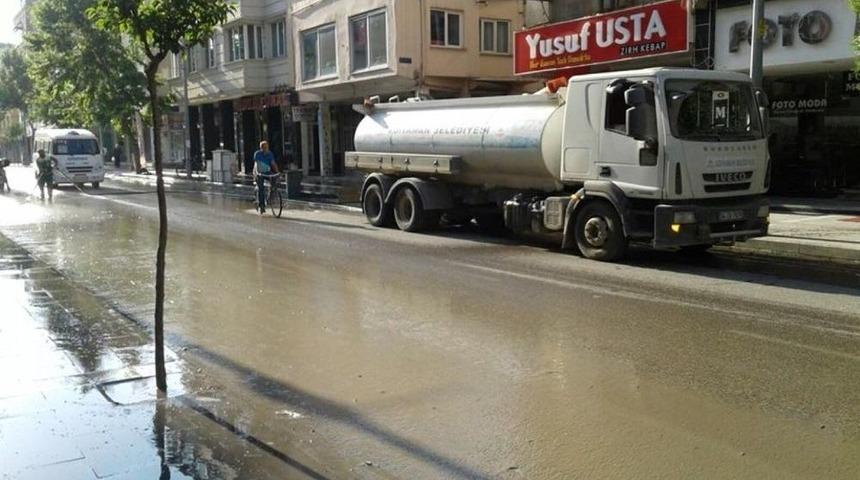 Belediye Ekiplerince &Ccedil;arşı Merkezinde Temizlik Yapıldı