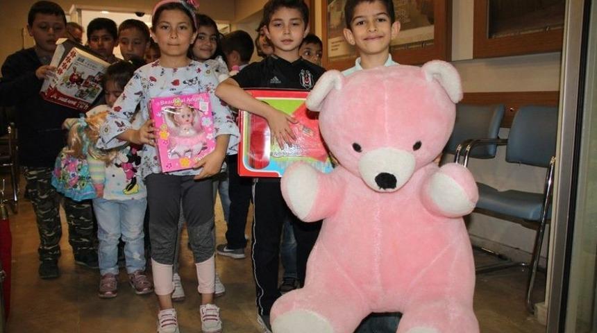 &Ouml;ğrenciler Oyuncaklarını Bağışladı