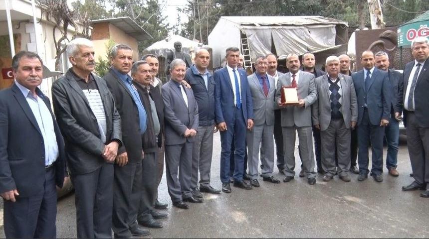 Muhtarlardan Toroslar Belediyesi Ekibine Hizmet Plaketi