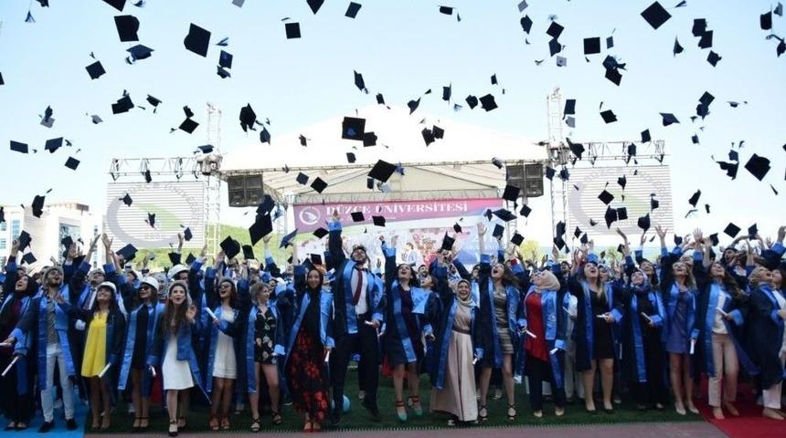 D&uuml;zce &Uuml;niversitesi&rsquo;nden Mezuniyet Gururu