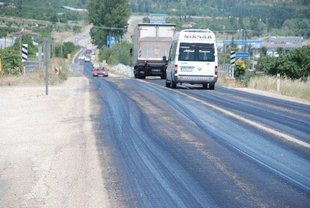 Tokat’ta Sıcak Hava Asfaltı Eritti