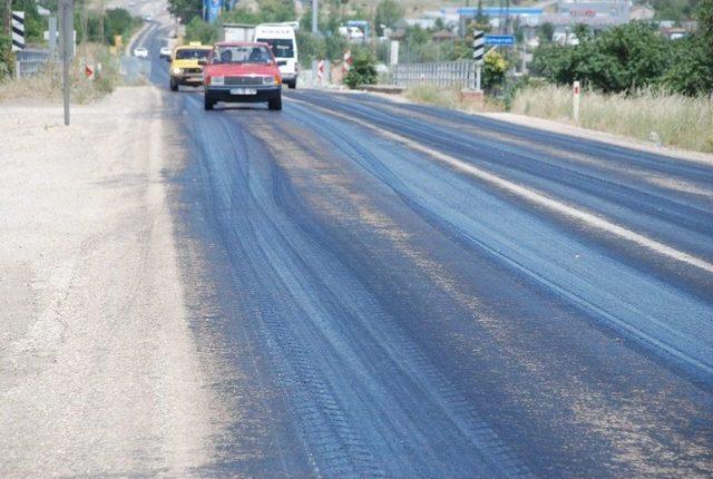 Tokat’ta Sıcak Hava Asfaltı Eritti