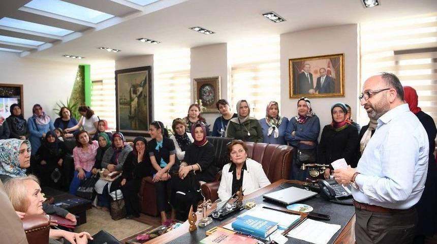 Başkan &Uuml;z&uuml;lmez, Girişimcilik Kursiyerlerini Ağırladı