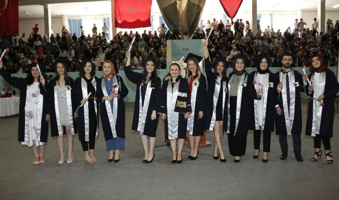 Er&uuml; Sağlık Bilimleri Fak&uuml;ltesi Yeni Mezunlarını Verdi