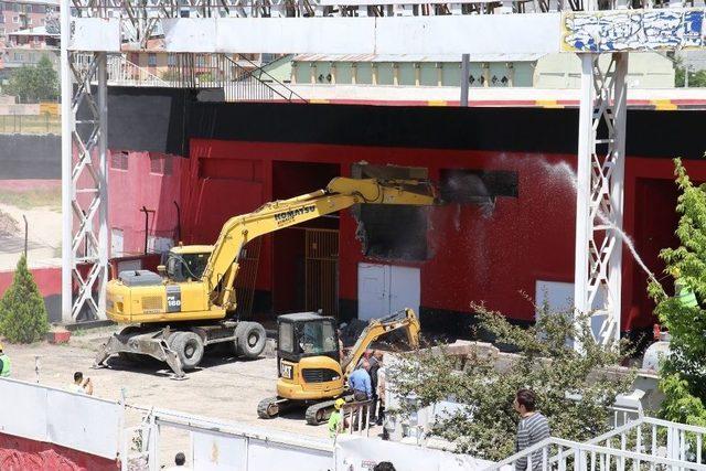 Van Atatürk Şehir Stadında Yıkım Çalışmaları Başladı