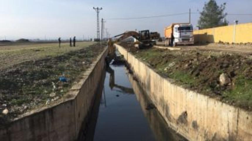 Yağmur Suyu Kanalı Temizlenip &Uuml;st&uuml; Kapatılacak