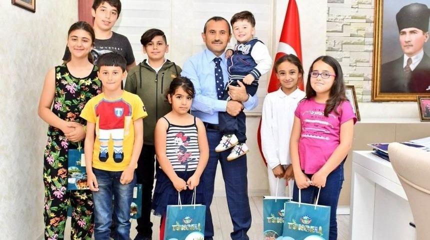 Vali Sonel, Mahallede Karşılaştığı &Ccedil;ocukları Makamda Ağırladı