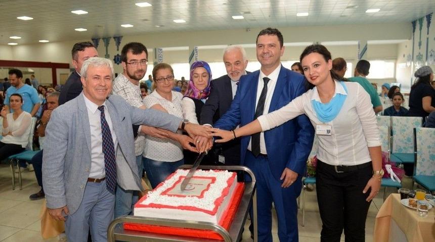 Kadroya Ge&ccedil;en &Ccedil;alışanlar Sevin&ccedil;lerini Pasta Keserek Kutladılar