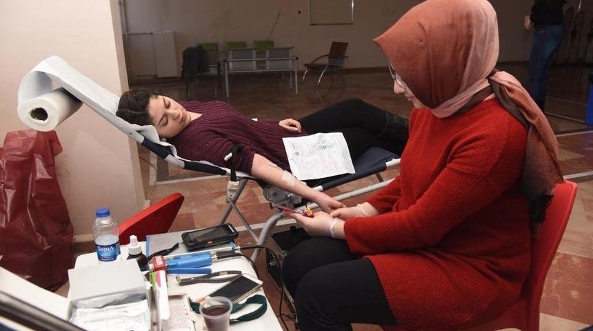 &Uuml;niversiteden Mehmet&ccedil;ik İ&ccedil;in Kan Bağışı