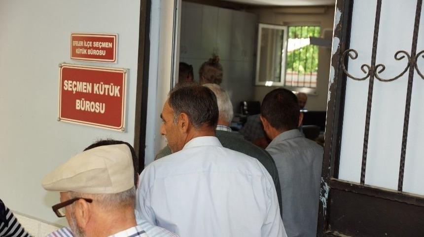 Aydın&rsquo;da Partililer İmza Vermek İ&ccedil;in Sıraya Girdi