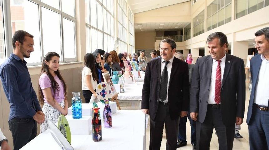 Adıyaman &Uuml;niversitesinde Kolaj Ve Seramik Sergisi