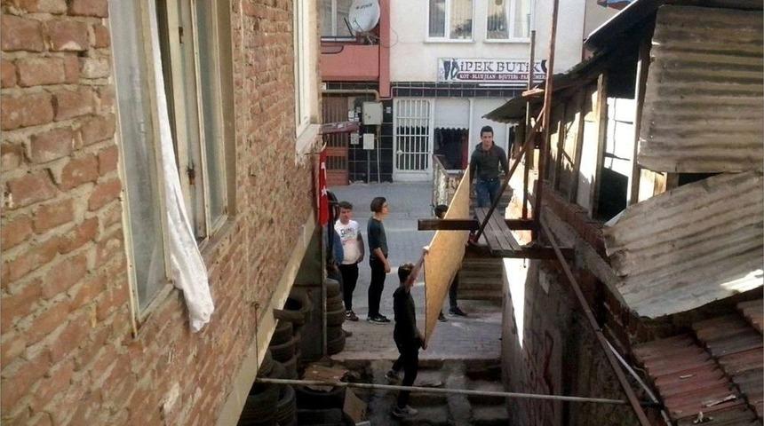 &Ouml;ğrenciler İhtiya&ccedil; Sahibi Ailenin Evini Yeniledi