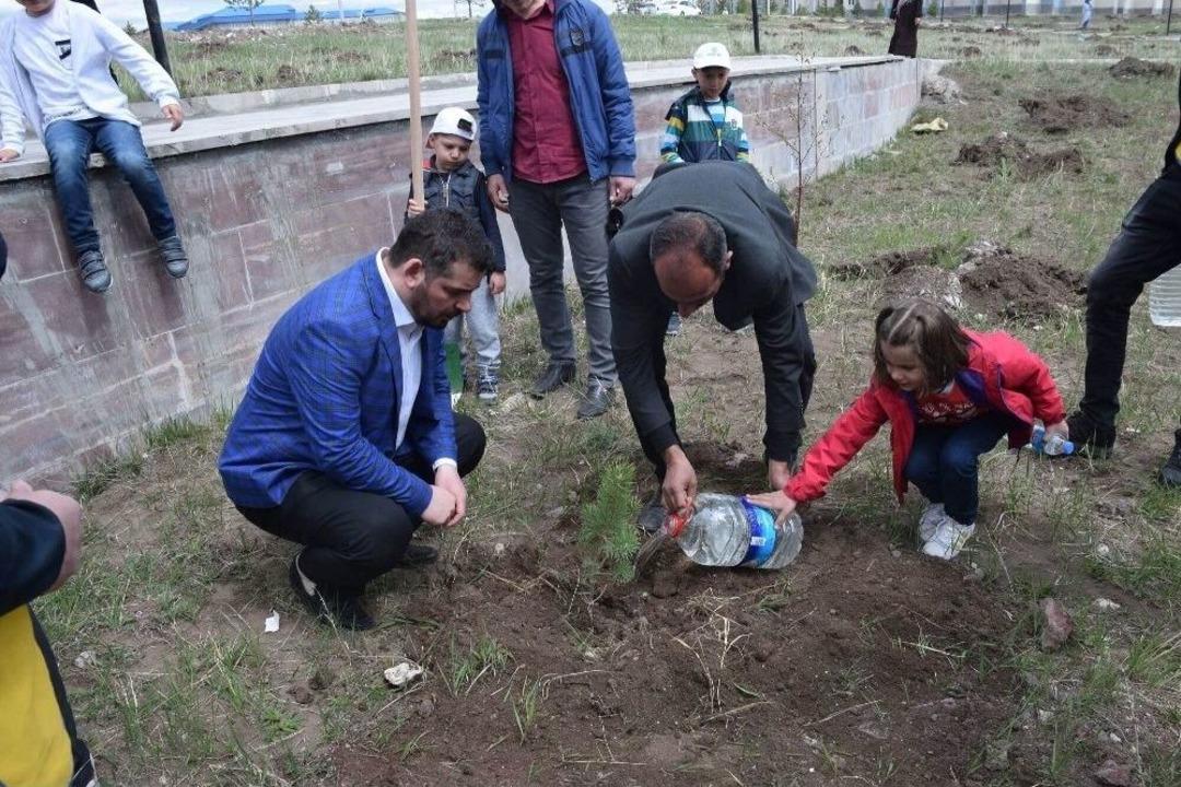 Kars&rsquo;da Fidan Dikimi Yapıldı