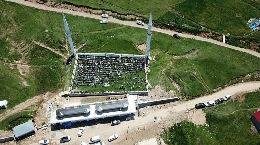 Kubbesiz Ve &Ccedil;atısız 557 Yıllık Tarihi Kadırga A&ccedil;ık Hava Camisinde Cuma Namazı Kıldılar