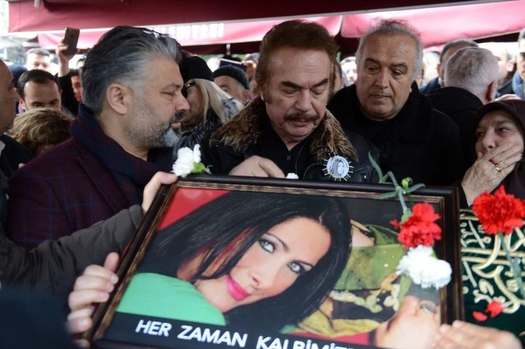 T&uuml;rk Halk M&uuml;ziği Sanat&ccedil;ısı Nuray Hafiftaş Son Yolculuğuna Uğurlandı