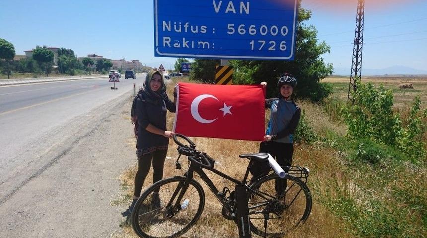 T&uuml;rk Bayrağı Vanlı Bisiklet&ccedil;iye Teslim Edildi