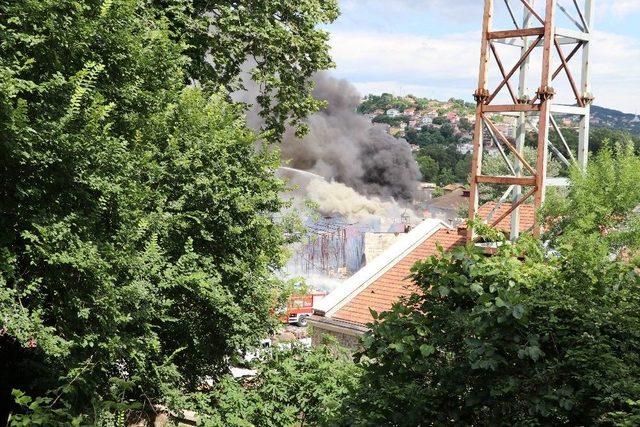 Beykoz’daki Eski Kundura Fabrikasında Çıkan Yangın Havadan Görüntülendi