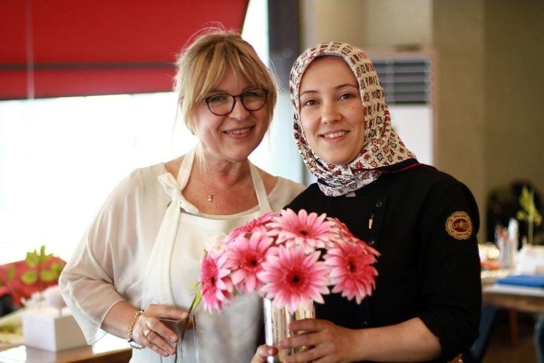 Şeker Hamurundan Yapılan &Ccedil;i&ccedil;ekler Ger&ccedil;eğini Aratmıyor