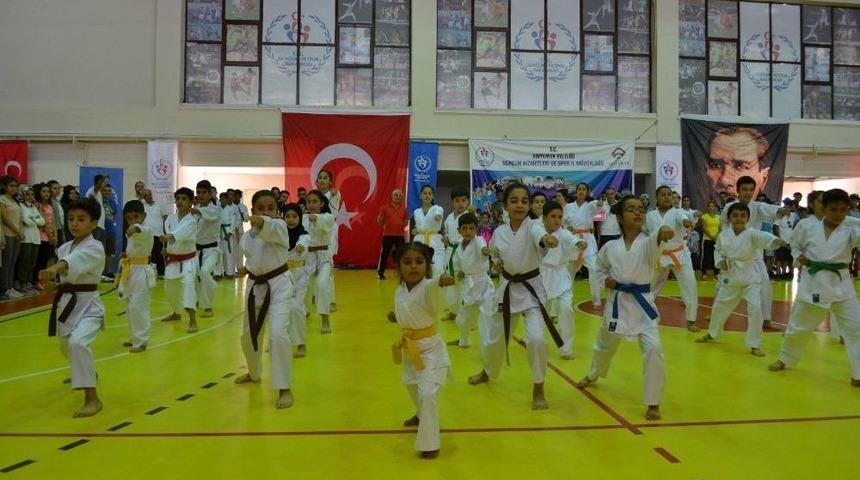 Yaz Spor Okulları T&ouml;renle A&ccedil;ıldı