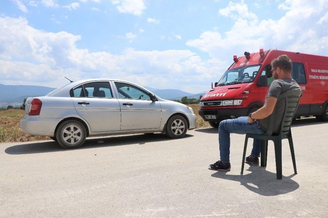 Otomobilin Altına Giren Yılan İ&ccedil;in Seferberlik