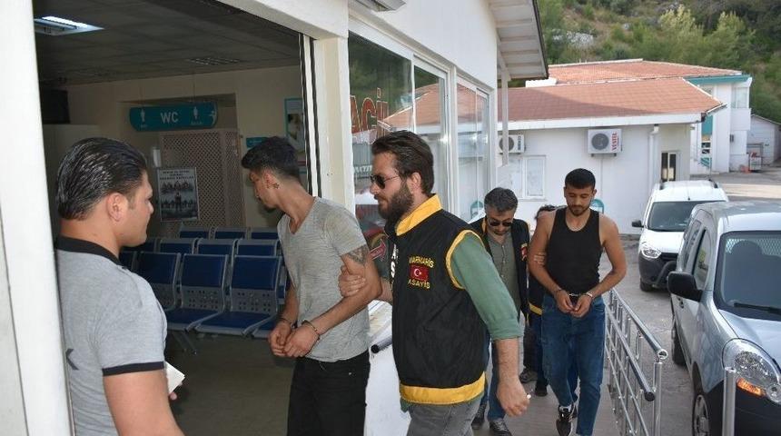 Barışmak İ&ccedil;in &Ccedil;ağırdıkları Kişinin Kulağını Kesip Gasp Ettiler