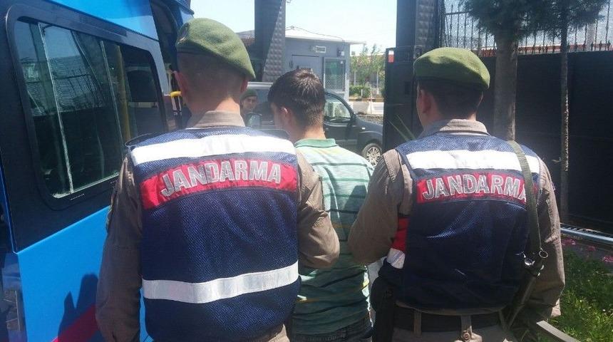 Ara&ccedil;tan Hırsızlık Yapan 3 Kişi Su&ccedil;&uuml;st&uuml; Yakalandı