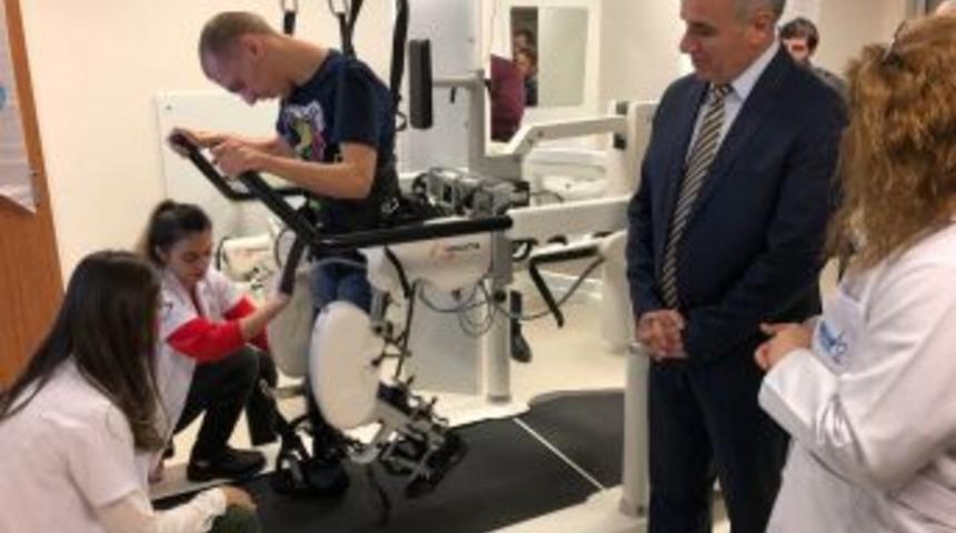 22 Yıl Sonra İlk Kez Robotla Yürüdü