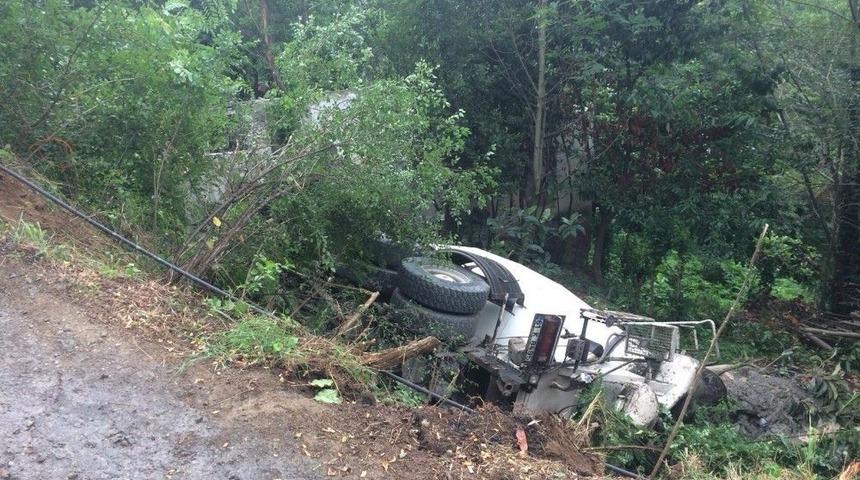 Trabzon&rsquo;da Beton Mikseri Devrildi: 1 Yaralı