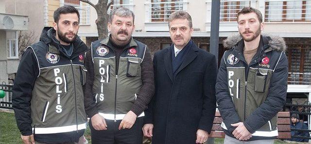 Gaziosmanpaşa&rsquo;da &Ccedil;ocuklar Park Polislerine Emanet 1