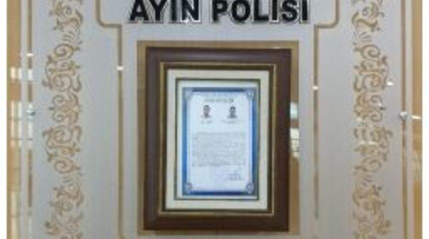 Parkta Uyuşturucu Yakalayan &Ccedil;evik Kuvvet Polisleri Aynı Polisi Se&ccedil;ildi