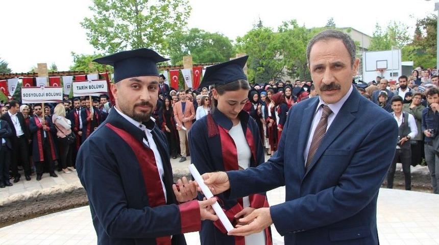 F&uuml; İnsani Ve Sosyal Bilimler Fak&uuml;ltesinde 43. Mezuniyet T&ouml;reni